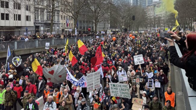 (VÍDEO) Disturbios en una manifestación multitudinaria en Bruselas contra el pasaporte covid