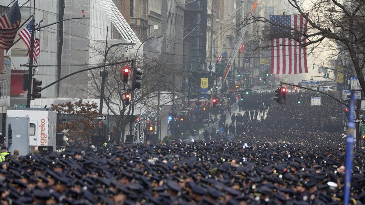 (VÍDEO) Las impresionantes imágenes que dejan miles de policías en la Quinta Avenida de NY para despedir a un agente fallecido