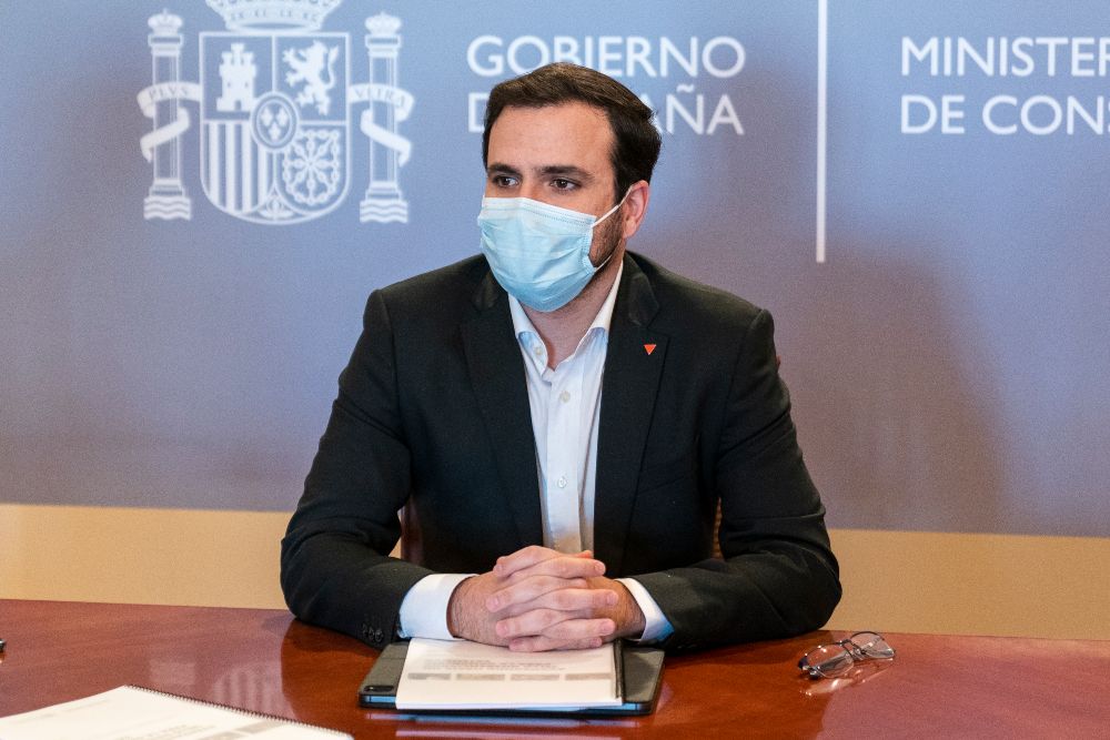 Garzón vuelve a cargar contra las macrogranjas: «Son un modelo perverso»