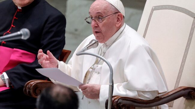 El papa pide "no condenar" a un hijo con una diferente orientación sexual