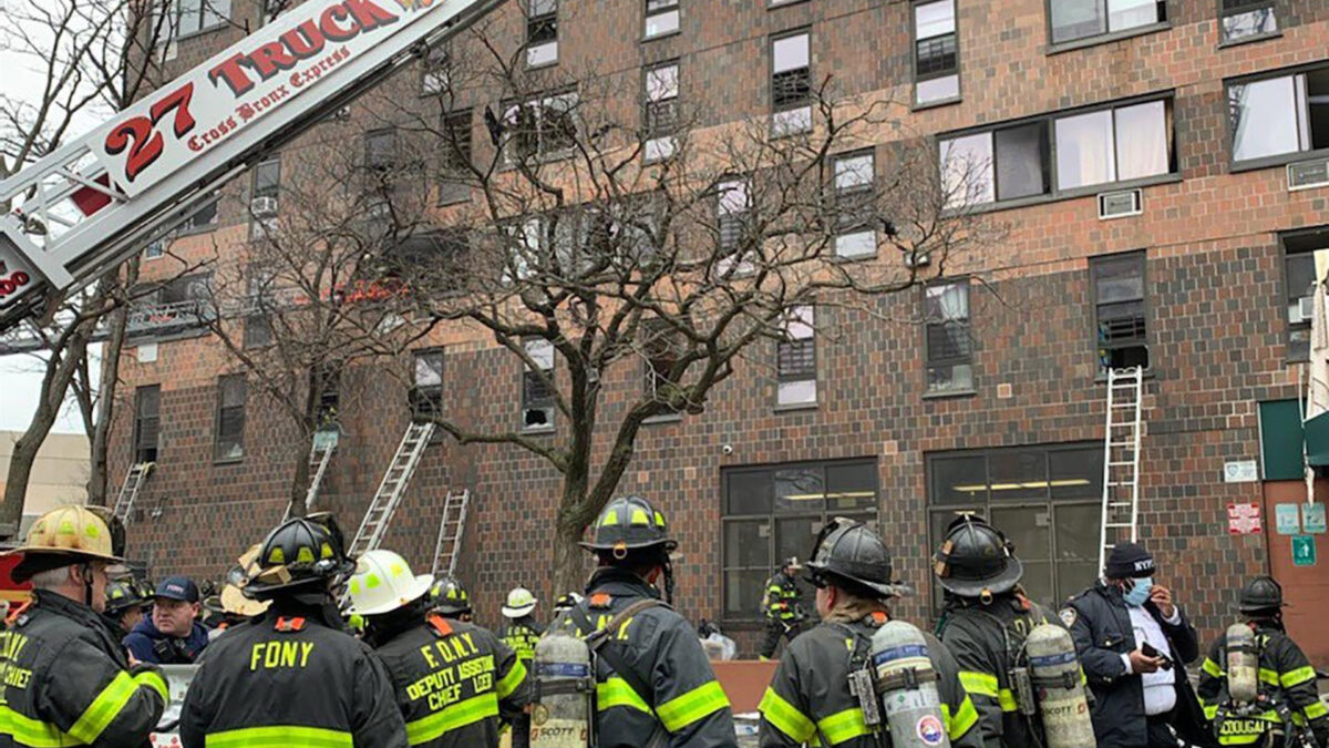 (VÍDEO) Mueren al menos 17 personas, 8 de ellas niños, a causa de un incendio en Nueva York