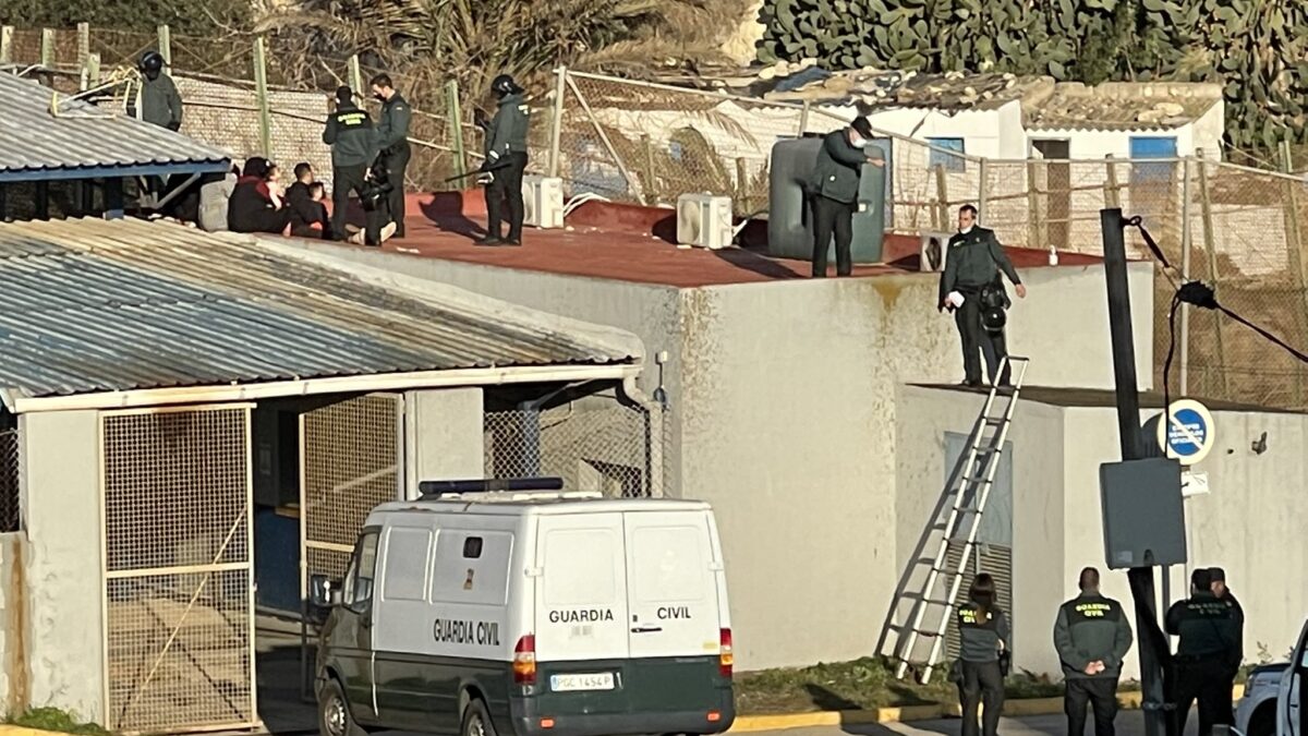 (VÍDEO) Unos 40 magrebíes entran a Melilla saltando por el techo del puesto fronterizo