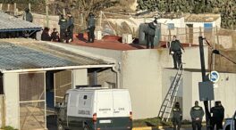 (VÍDEO) Unos 40 magrebíes entran a Melilla saltando por el techo del puesto fronterizo