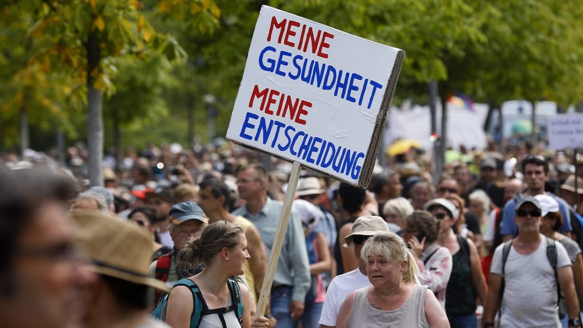 Sube la afluencia en las manifestaciones contra la vacunación obligatoria en Alemania