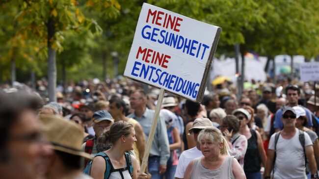 Sube la afluencia en las manifestaciones contra la vacunación obligatoria en Alemania