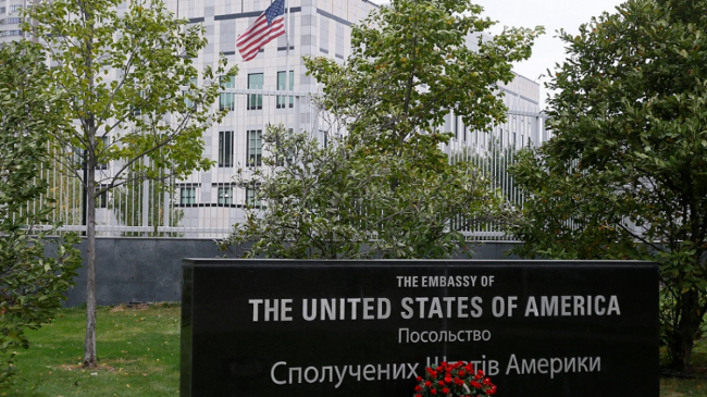 EE.UU. ordena evacuar al personal no esencial de su Embajada en Kiev, mientras la UE y Ucrania piden "no dramatizar"