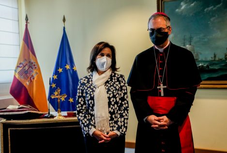 Polémica en Defensa al no llevar Robles la elección del arzobispo castrense al BOE