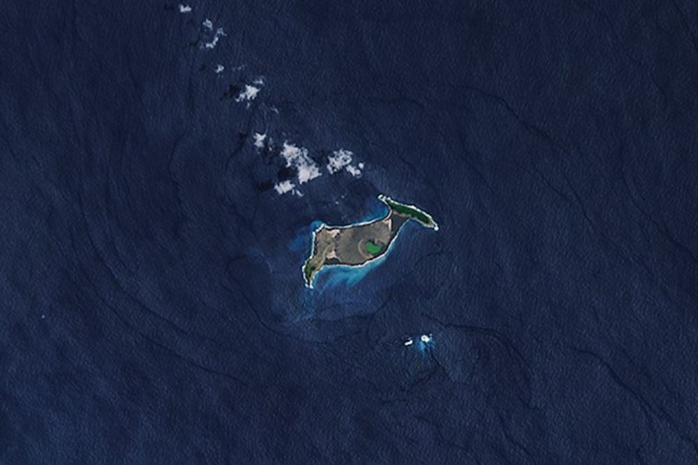Un tsunami provocado por la erupción de un volcán golpea la isla de Tonga