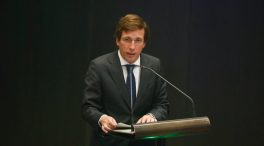 Almeida niega haber descalificado a Almudena Grandes y critica una «campaña» contra él