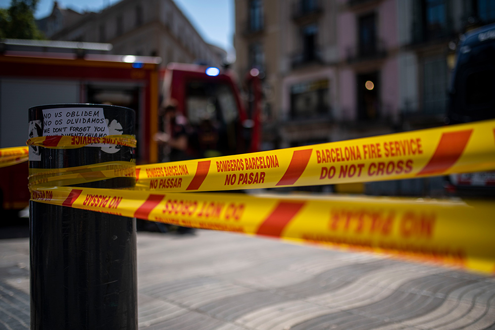 Un hombre se atrinchera en un piso de Barcelona tras disparar a dos personas