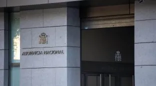 La Audiencia Nacional vuelve a imputar a Repsol, Caixabank, Brufau y Fainé por el 'caso Villarejo'