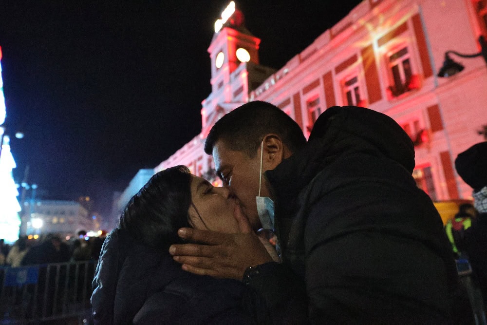 Ni el certificado covid ni la mascarilla en el exterior evitan la ola de contagios