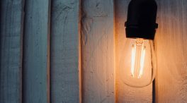 El precio de la luz encadena este sábado su tercer día a la baja y se sitúa en 223,36 euros/MWh
