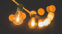 El precio de la luz baja este jueves un 1,8%, aunque se mantiene por encima de los 230 euros/MWh