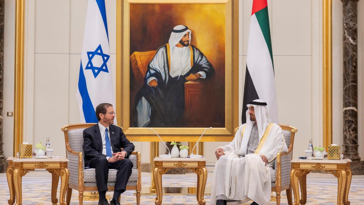 (VÍDEO) Los hutíes atacan Emiratos Árabes durante la histórica primera visita del presidente israelí