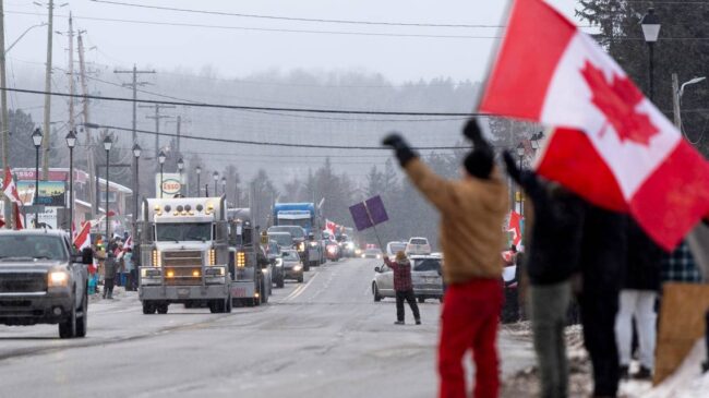 (VÍDEO) Miles de camioneros se dirigen a Ottawa para protestar contra la vacunación obligatoria