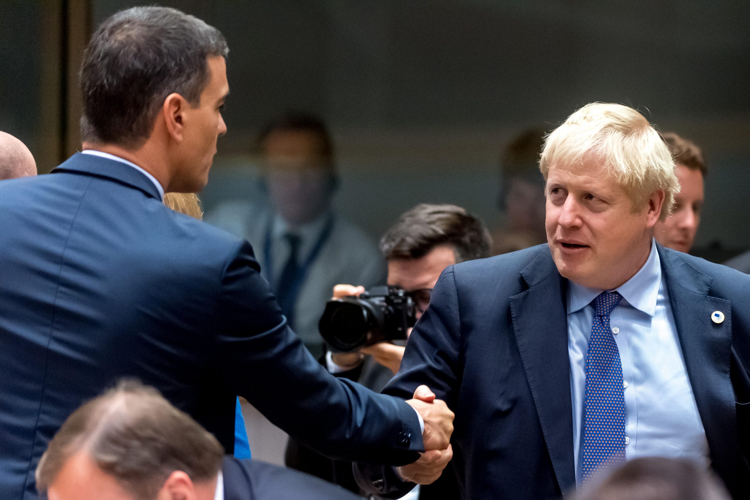 Sánchez habla con Johnson en plena polémica por el futuro del líder británico