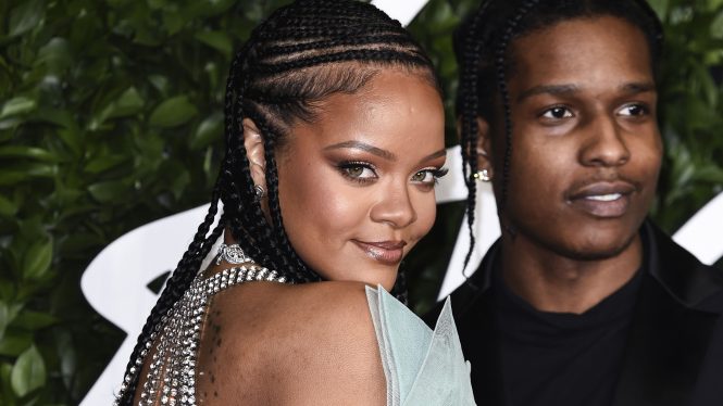 Rihanna, embarazada de su primer hijo