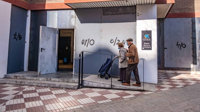 El Gobierno ordena a la banca que presente en un mes medidas para mejorar la atención a mayores