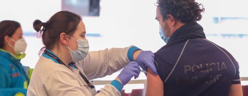 La Policía se enfrenta a una avalancha de casos ómicron: hasta el 25% de las plantillas, de baja