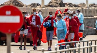 Cientos de marroquíes vuelan a diario a la Península por la avalancha migratoria en Lanzarote