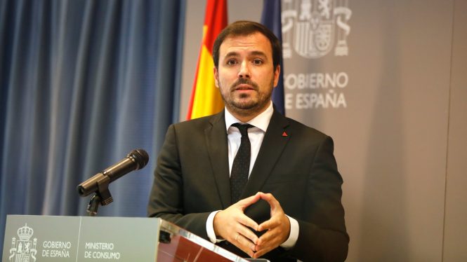 La industria cárnica pide la dimisión de Garzón por decir que España «exporta carne de mala calidad»