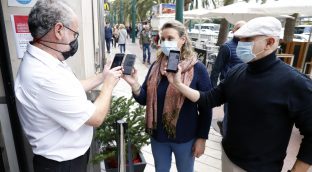 Ni el certificado covid ni la mascarilla en el exterior evitan la ola de contagios