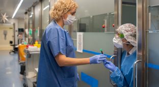 Un juzgado ordena indemnizar a los médicos por su desprotección en la primera ola