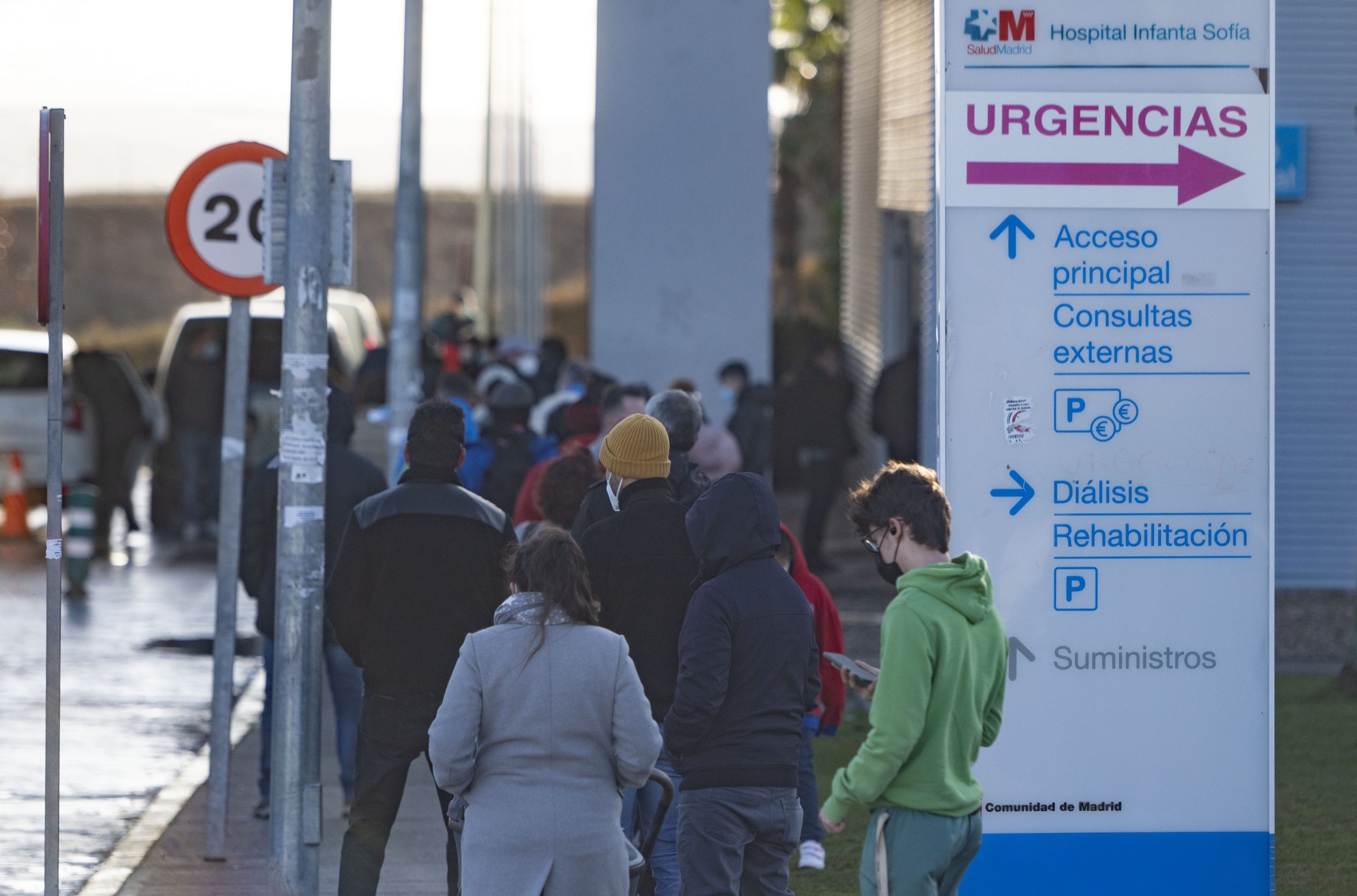 España suma 253 muertes por covid durante el fin de semana y la incidencia baja a 3.381
