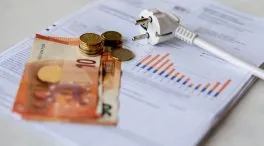 El precio de la luz cae este sábado un 5,7%, pero se mantiene por encima de los 200 euros/MWh