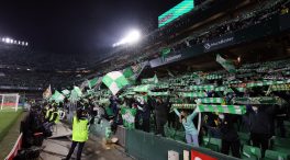 Un juez dictamina el cierre del estadio del Betis dos partidos por el lanzamiento de una barra
