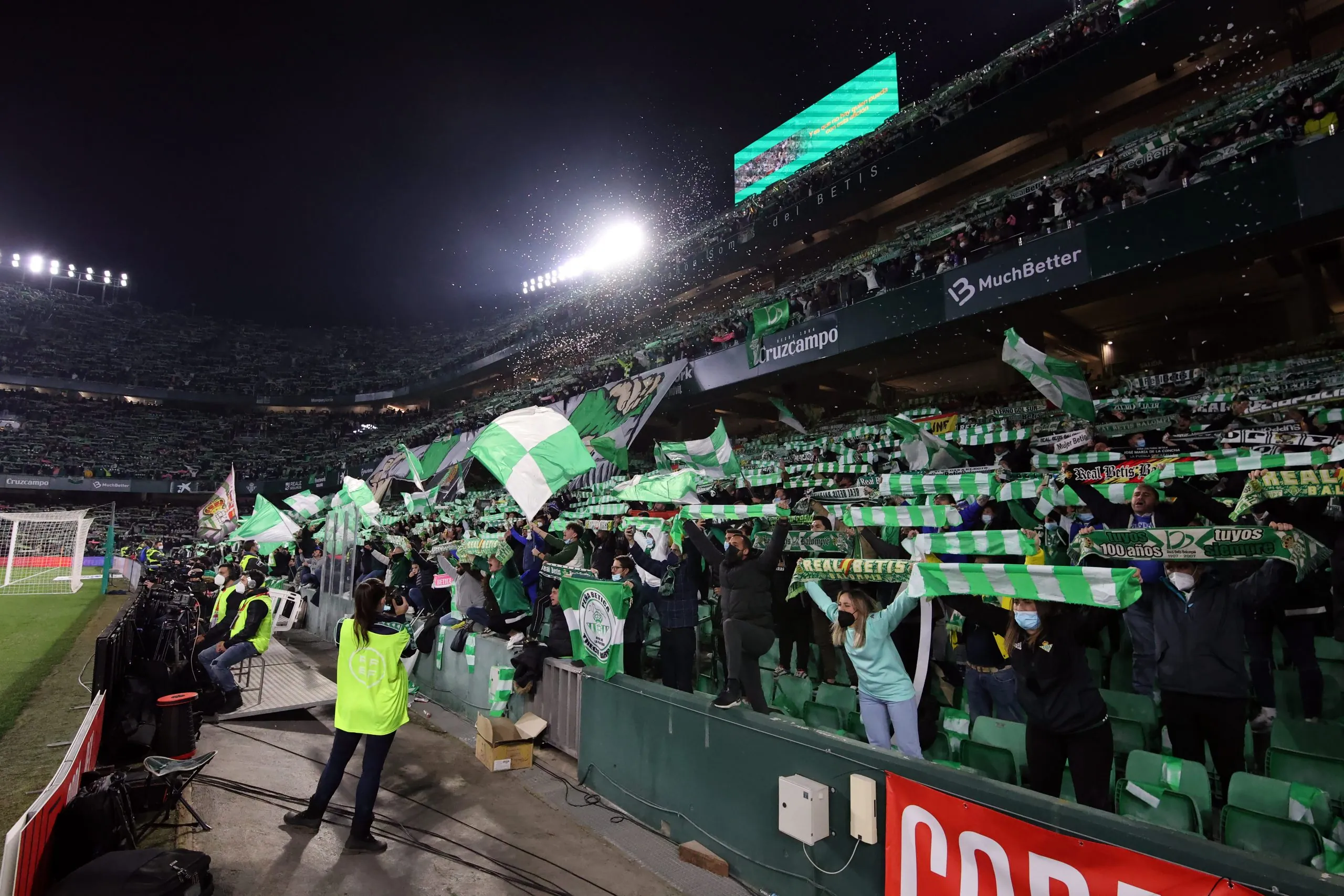 Un juez dictamina el cierre del estadio del Betis dos partidos por el lanzamiento de una barra