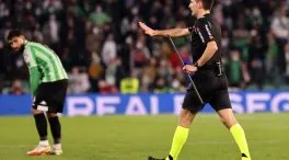 Detienen a un hombre por el lanzamiento de un objeto en el partido Betis-Sevilla