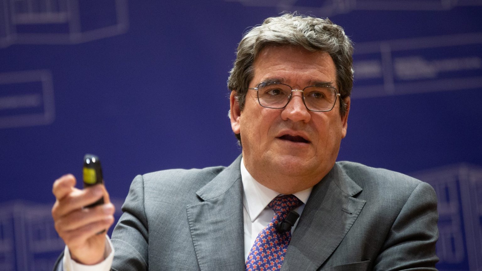 El Gobierno intenta disimular su batacazo económico
