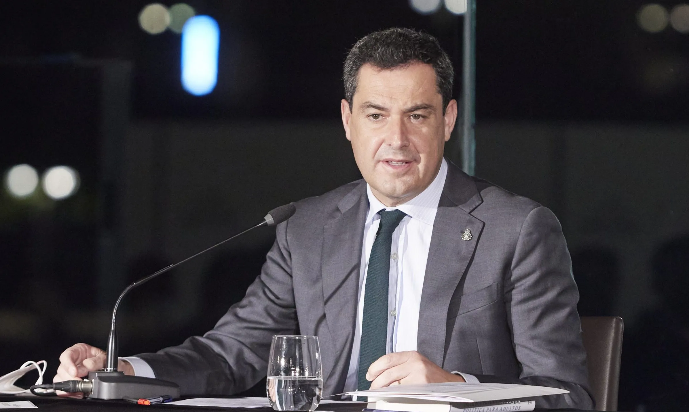 Por qué las mismas virtudes que adornan a Juanma Moreno eran defectos en Rajoy