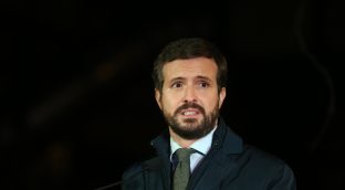 Casado toma la iniciativa con una llamada a Sánchez para hablar de Ucrania