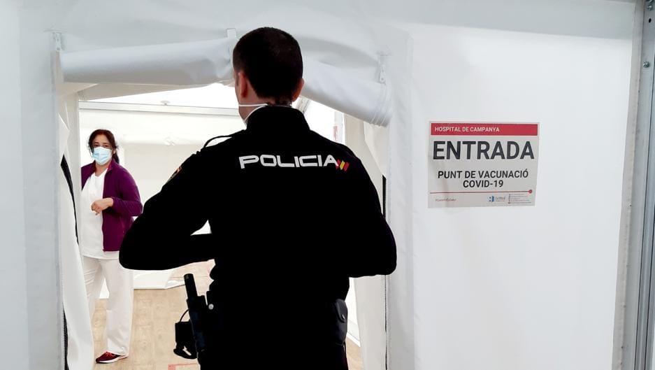 La Policía se enfrenta a una avalancha de casos ómicron: hasta el 25% de las plantillas, de baja