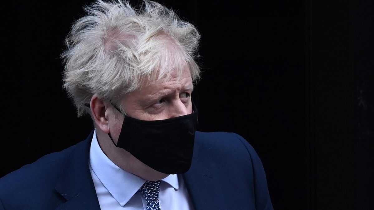 (VÍDEO) Boris Johnson pide disculpas por ir a una fiesta en pleno confinamiento entre peticiones de dimisión