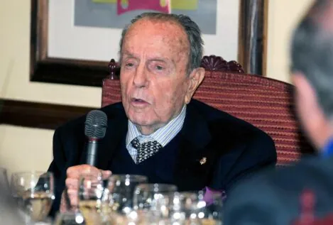 El PP de Cariño (La Coruña) se abstiene y permite que se le quite una calle a Fraga