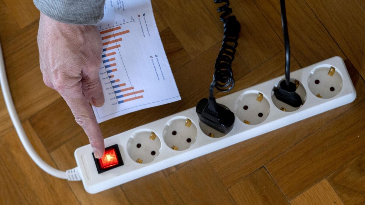 El precio de la luz cae este viernes un 3,4%, hasta los 224,59 euros/MWh
