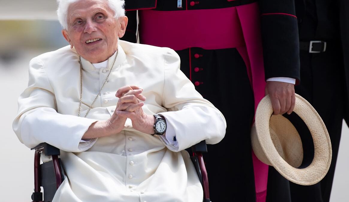 Benedicto XVI pide perdón por los abusos: «Solo puedo expresar mi profunda vergüenza»