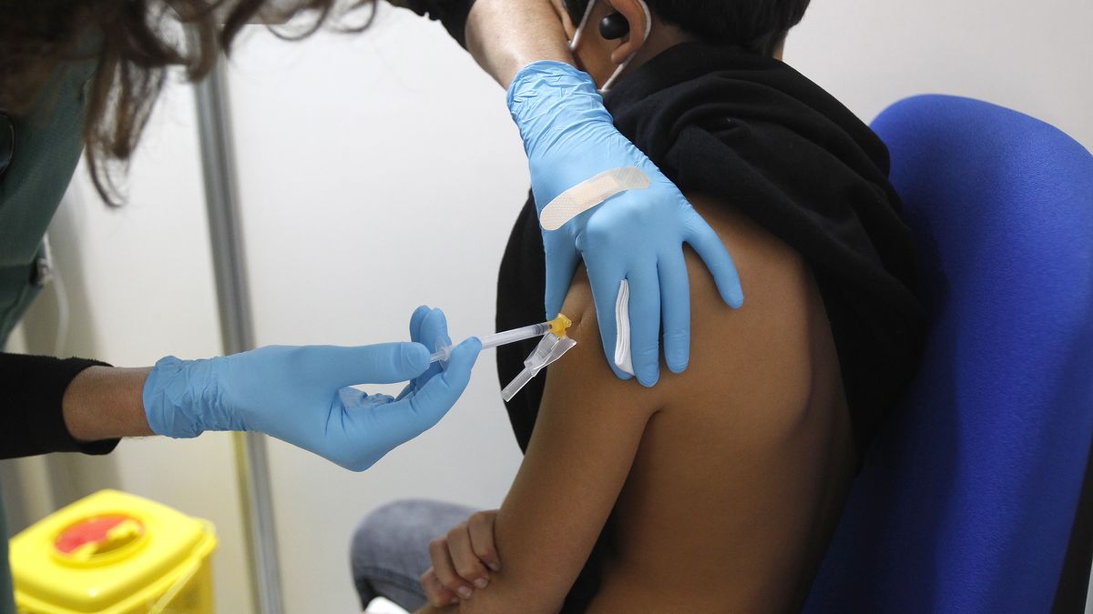Un fallo con la vacuna obliga a revisar a un centenar de niños en Cantabria