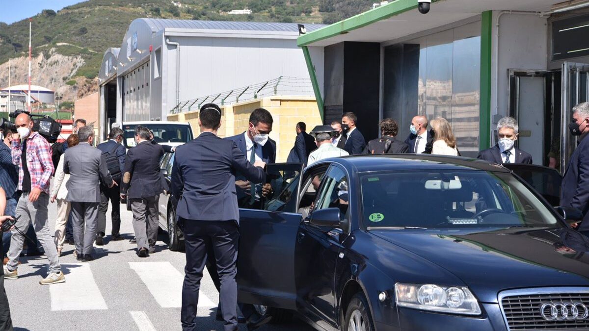 Piden cuatro años de cárcel para el hombre que golpeó el coche de Pedro Sánchez en su visita a Ceuta