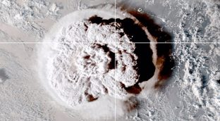 Erupción del volcán submarino Hunga Tonga, una de las más potentes en tres décadas
