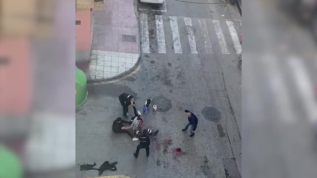 (VÍDEO) Brutal ataque con machete de dos magrebíes a un hombre a plena luz del día en Murcia