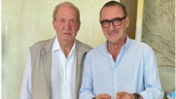 Carlos Herrera viaja a Abu Dabi para reunirse con don Juan Carlos (y la imagen se vuelve viral)
