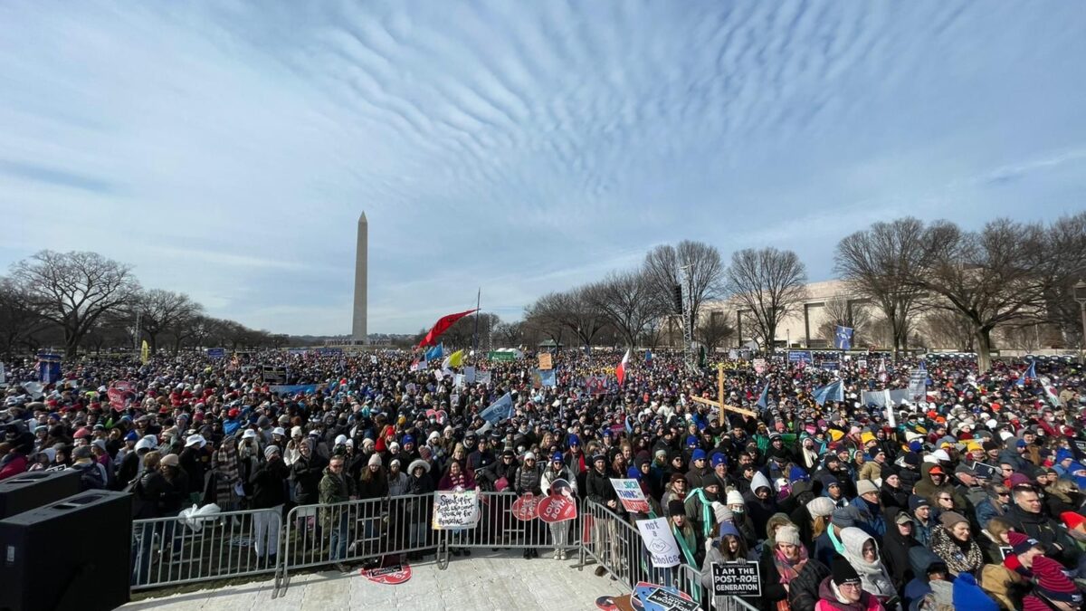 Miles de personas marchan en Washington a favor de limitar el aborto en Estados Unidos