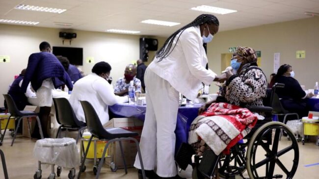 Un estudio sudafricano señala que la variante ómicron podría marcar el fin de la pandemia