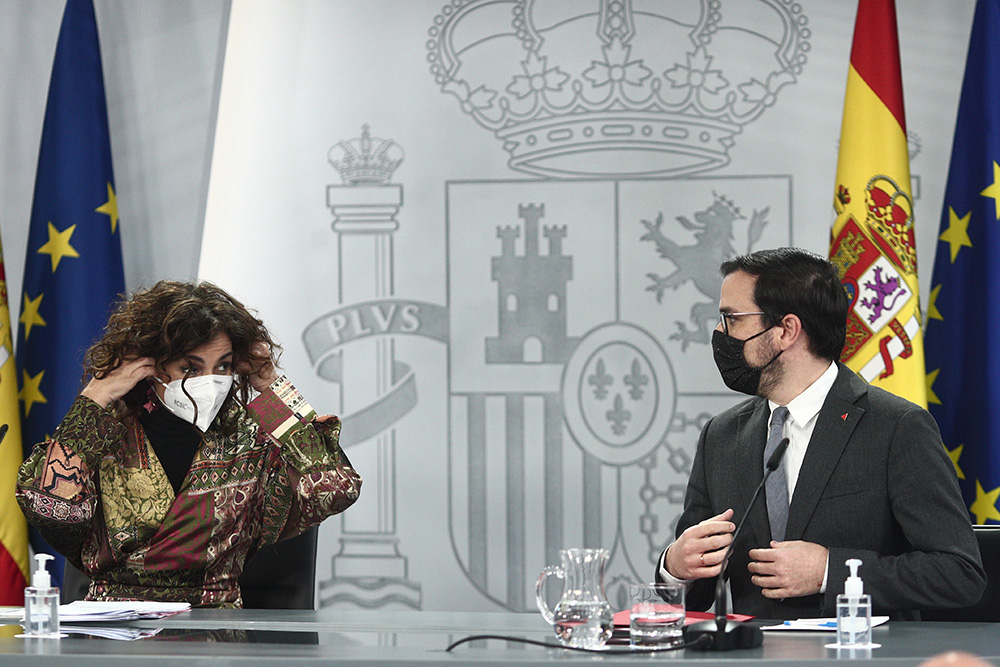 El Gobierno gasta millones en "atraer a los jóvenes" a las Loterías del Estado mientras persigue su acceso a los juegos privados