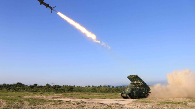 Corea del Norte lanza dos misiles de crucero y mantiene su pulso: quinto test de proyectiles en menos de un mes